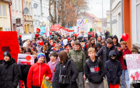 Galeria aktualności Marsz &bdquo;Przemoc rodzi przemoc &ndash; przerwij łańcuch&rdquo; przeszedł ulicami Trzebiatowa 14