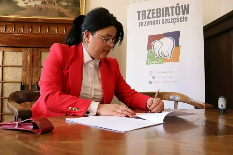 Zdjęcie do Podpisanie umowy na: Przygotowanie kompleksowej dokumentacji technicznej na rewitalizację Domu Kultury w Trzebiatowie" dofinansowana z Rządowego Programu Odbudowy Zabytk&oacute;w