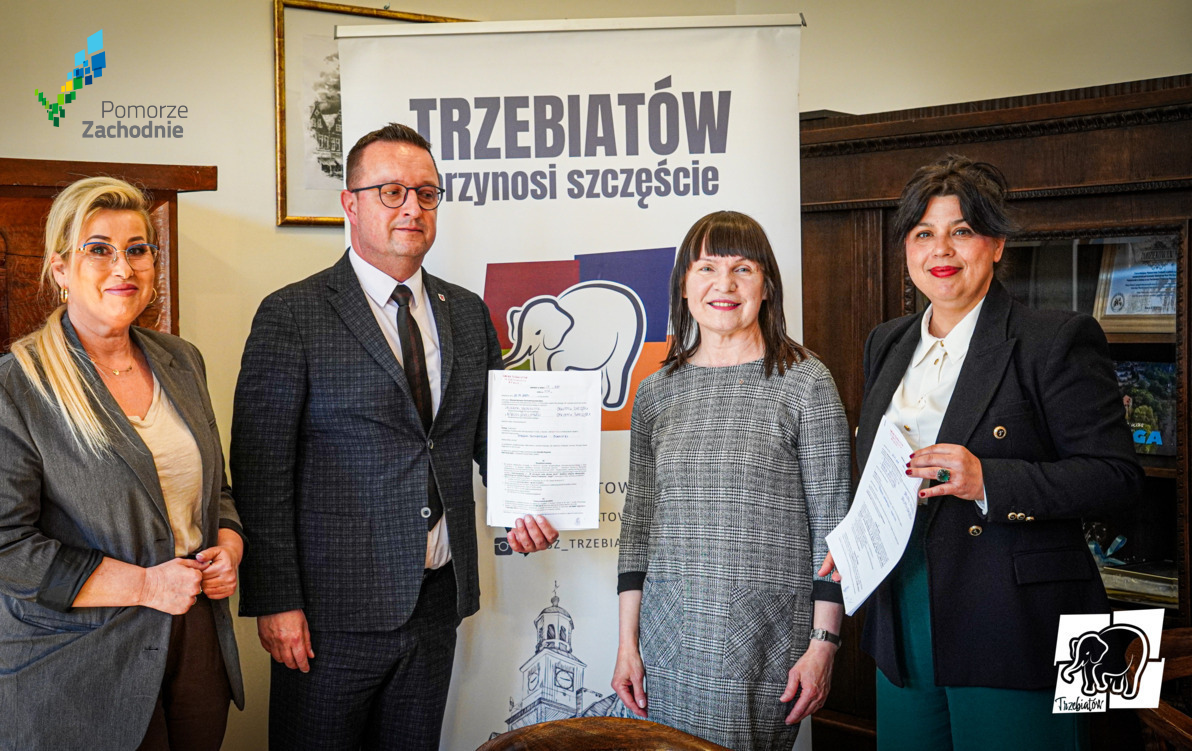 Zdjęcie do Podpisanie umowy na realizację projektu w Rogowie w ramach programu &bdquo;Granty Osiedlowe&rdquo;