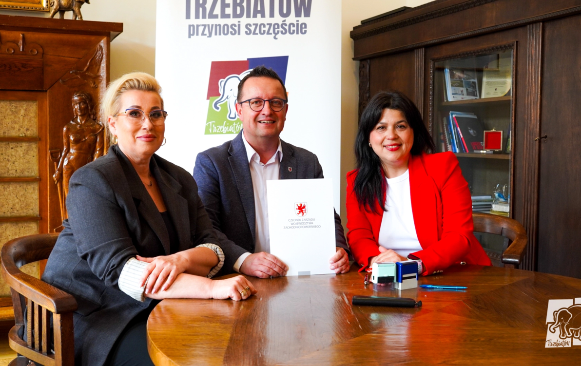 Zdjęcie do Podpisanie umowy na budowę bulodromu w Trzebiatowie