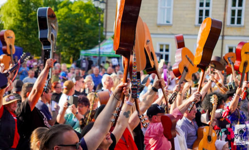 Uczestnicy eventu SŁONINA podczas bicia rekordu grania Whisky zespołu Dżem