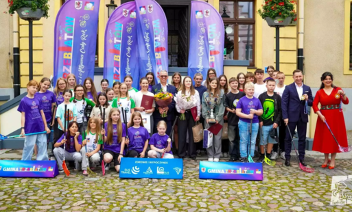 Drużyna Sus trawel Jedynka Trzebiatów z Burmistrzem Trzebiatowa Marzeną Domaradzką oraz Pawłem Woźniakiem z firmy SUS TRAVEL - Sponsorem Tytularnym drużyny