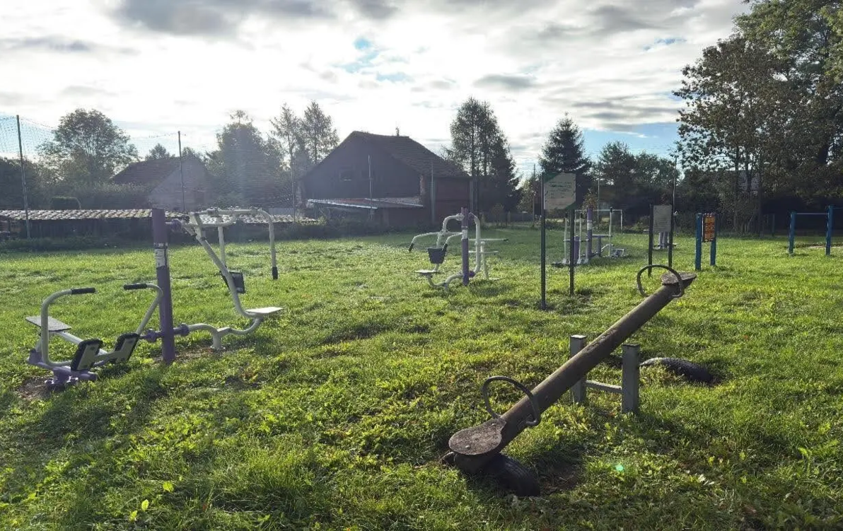 Zdjęcie do Zakończono realizację projektu &bdquo;Aktywny Zakątek pod chmurką &ndash; budowa siłowni zewnętrznej w m. Gosław&rdquo;