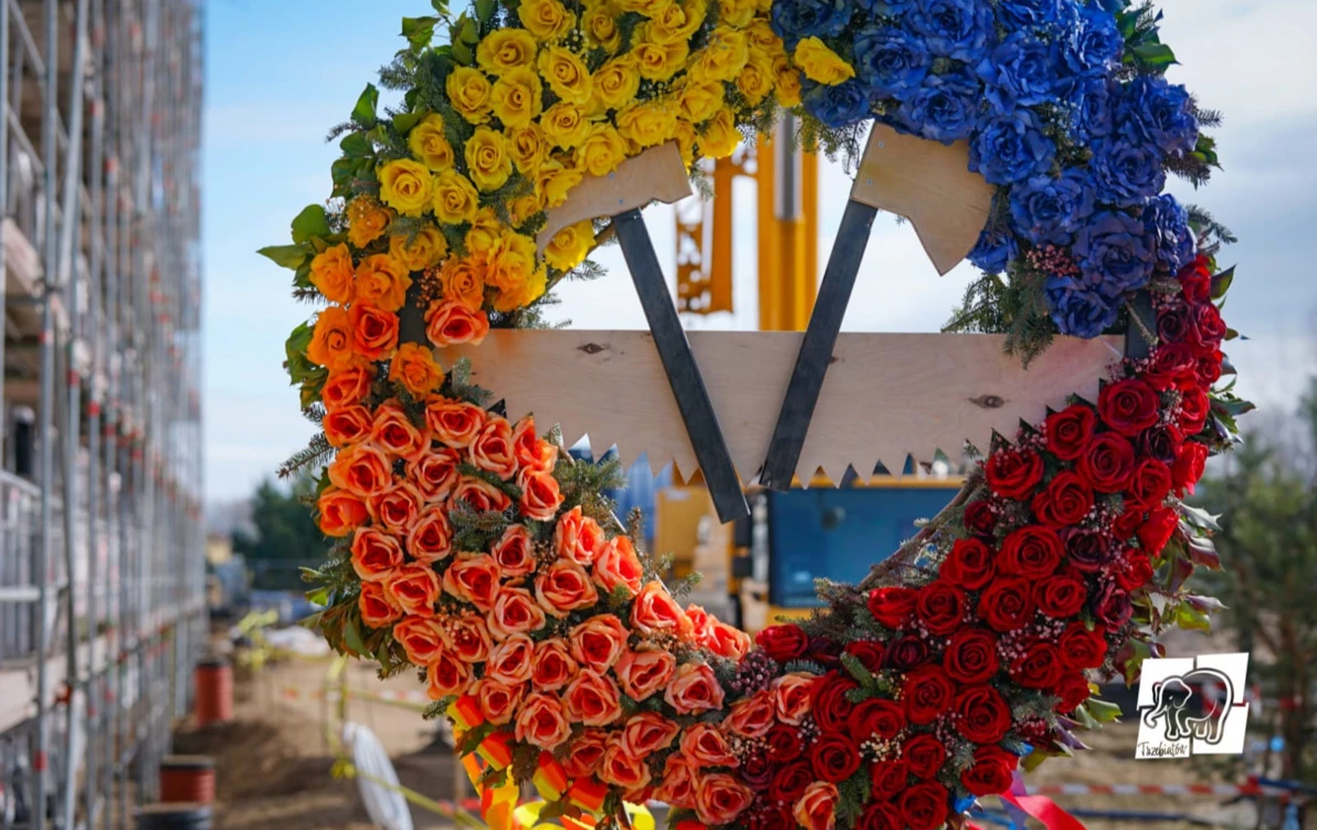 Zdjęcie do Symboliczna wiecha na budynku Społecznej Inicjatywy Mieszkaniowej w Trzebiatowie