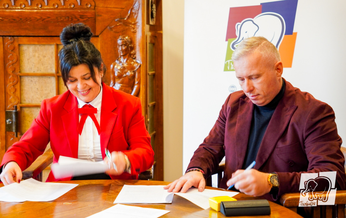 Zdjęcie do Podpisano umowę na przebudowę ul. Sportowej w Trzebiatowie