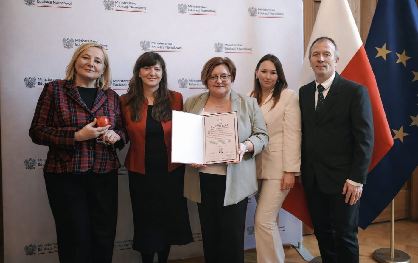 Zdjęcie do Szkoła Podstawowa w Mrzeżynie otrzymała Krajowy Certyfikat Szkoły Promującej Zdrowie