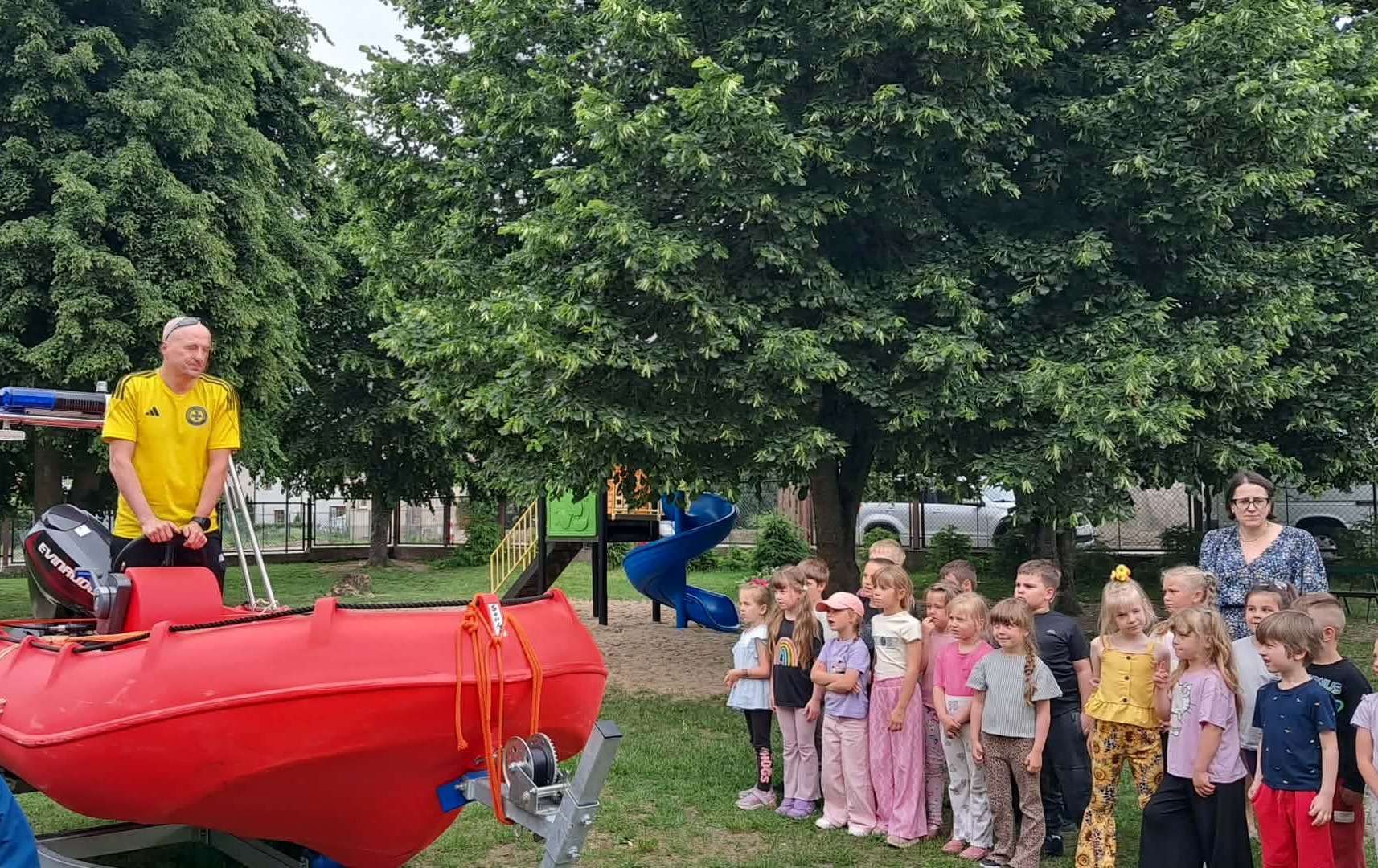 Zdjęcie do Spotkanie z ratownikami "Bezpieczne wakacje" - w Przedszkolu z Oddziałami Integracyjnymi im. Słonia nad Regą!